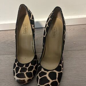 Oh deer! Leopard print heels pumps